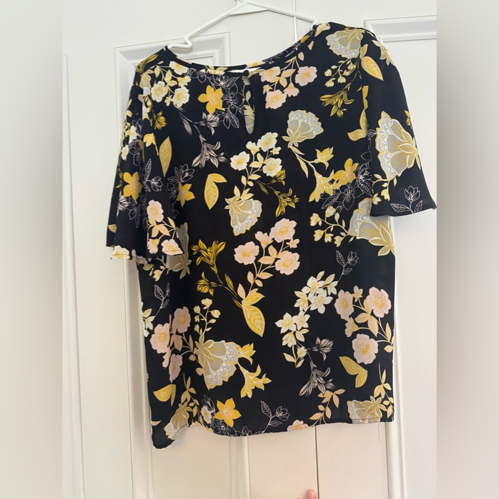 Flowered top from Loft. Flowered pattern. Excellent condition.
